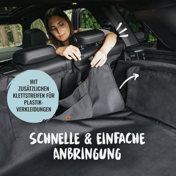 Eine Frau befestigt eine Kofferraumschutzdecke im Auto. Die Kofferraumschutzdecke ist mit zusätzlichen Klettstreifen versehen und lässt sich schnell und einfach anbringen.