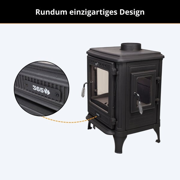 Schwarzer Kaminofen aus Gusseisen mit Sichtscheiben an Front und Seite sowie dem 365 Logo.