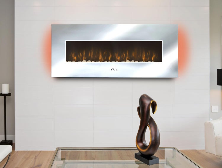 Modernes Wohnzimmer mit elektrischem Wandkamin, dekorativem Steindekor und bronzefarbener Skulptur auf einem Glastisch.