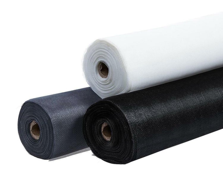 Insektenschutzgewebe auf Rollen in verschiedenen Farben für Fenster und Türen.