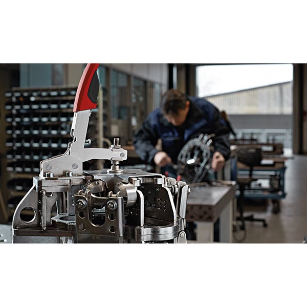 Kniehebelspanner im Einsatz in einer Werkstatt.