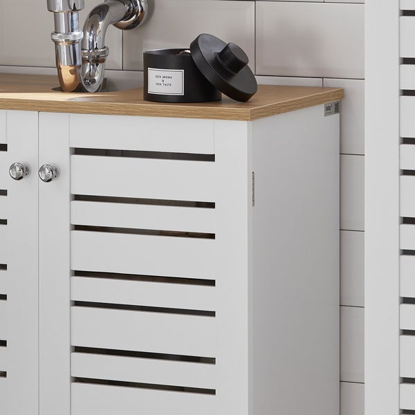 Weißer Waschtischunterschrank mit Holzarbeitsplatte, Siphon und schwarzer Duftkerze