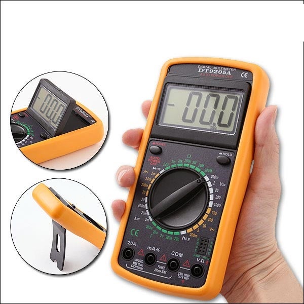 Szene mit einer Treppe, einer Wandvertäfelung, einer Bank, einem Kissen und einer Blumenvase, die eine helle, organisierte Atmosphäre erzeugt.