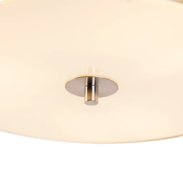 Nahaufnahme einer Deckenleuchte mit Glasschirm und dekorativer Befestigung aus mattiertem Metall.