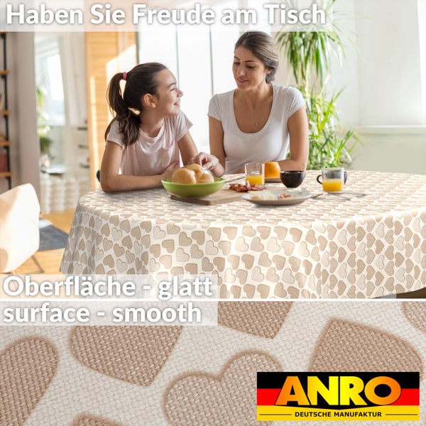 Runde Tischdecke mit Herzmuster auf einem Tisch in einem hellen Raum, glatte Oberfläche, ANRO Logo.