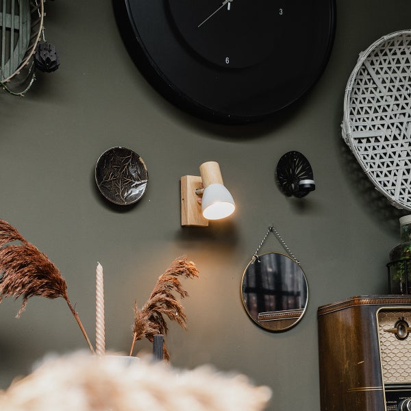 Moderne Wandleuchte aus Holz und Metall in einem dekorativ gestalteten Raum mit Wanddekoration und Vintage Radio.
