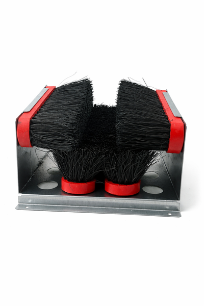 Stiefelputzer mit Bürsten und Metallrahmen