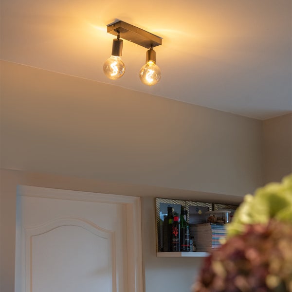 Deckenleuchte mit zwei Lampen im Wohnzimmer