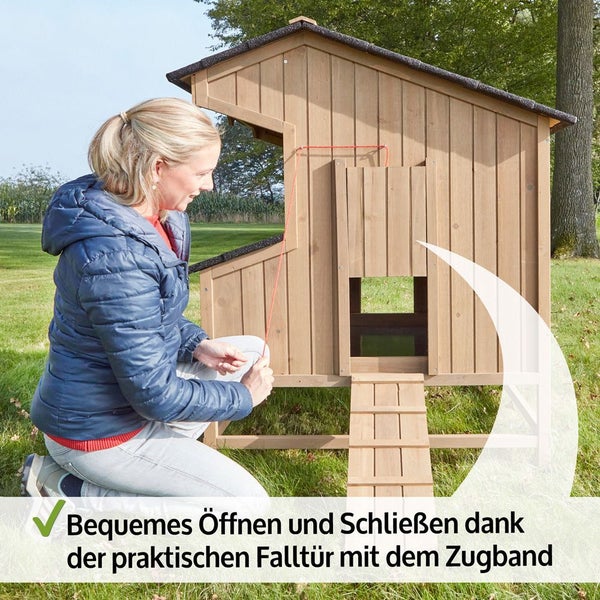 Hühnerstall aus Holz mit praktischer Falltür und Zugband zum einfachen Öffnen und Schließen.