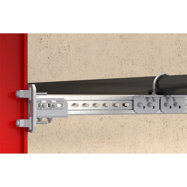 Rohrbefestigung mit Montageschiene an Wand