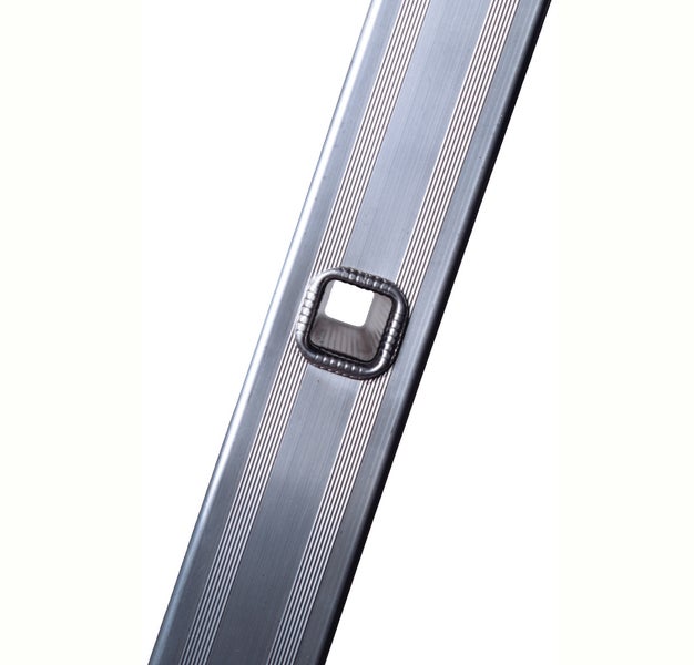 Detail einer Aluminiumleiter mit Sprossenbefestigung