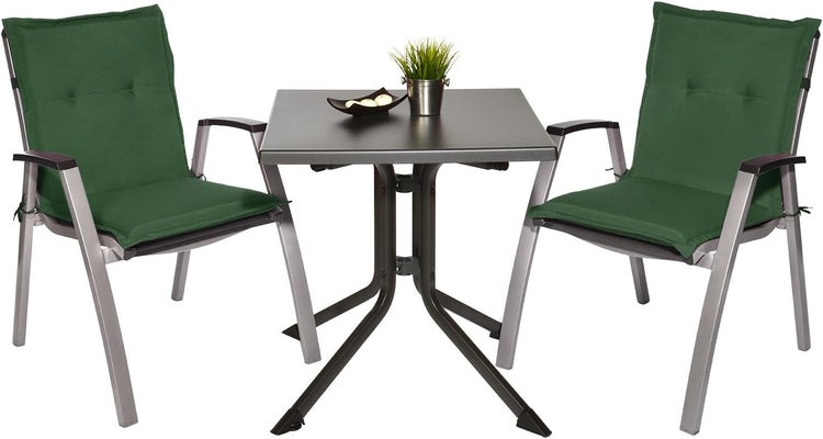 Gartenmöbel-Set bestehend aus einem quadratischen Tisch und zwei Stühlen mit grünen Polsterauflagen.