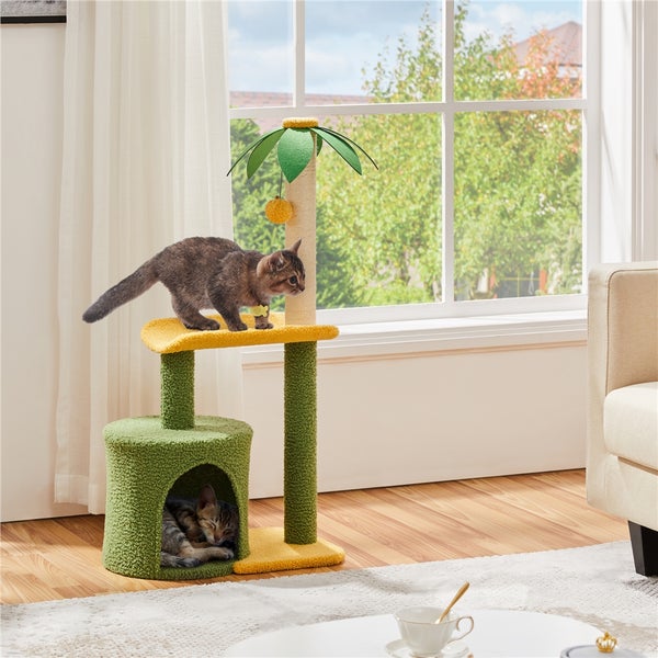 Katzenkratzbaum in Form einer Palme mit zwei Katzen.