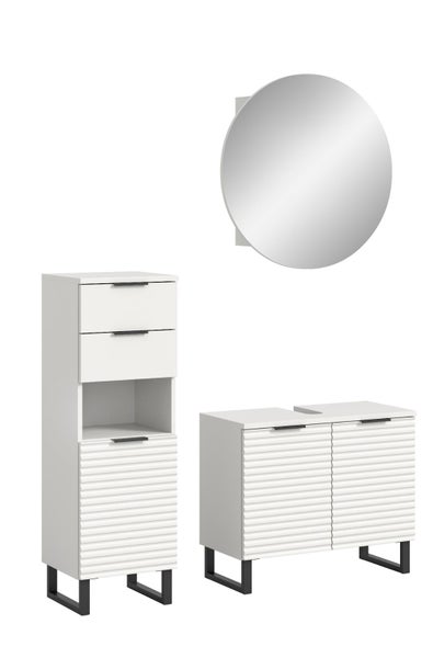 Badezimmermöbel-Set in Weiß mit geriffelter Front, bestehend aus Hochschrank, Waschbeckenunterschrank und rundem Spiegel. Schwarze Griffe und Füße.