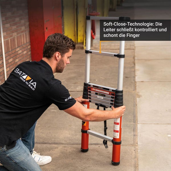 Ein Mann demonstriert die Soft-Close-Technologie einer Batavia Teleskopleiter, die kontrolliert schließt, um die Finger zu schonen.