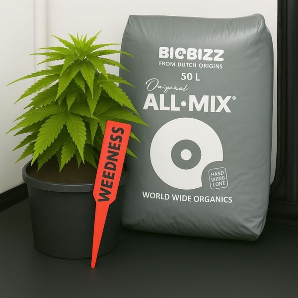 BioBizz All-Mix organische Erde im 50 Liter Sack neben einer Topfpflanze mit Pflanzenstecker.