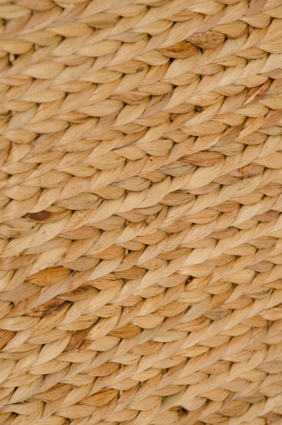 Nahaufnahme von geflochtenen Naturfasern mit einem Flechtmuster.