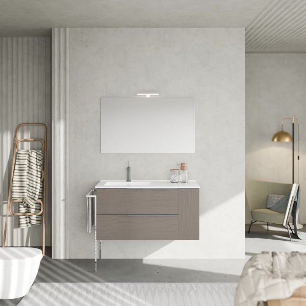 Modernes Badezimmer mit wandhängendem Waschtischunterschrank in Holzoptik, Waschbecken, Spiegel mit Leuchte und Handtuchhalter an der Seite.
