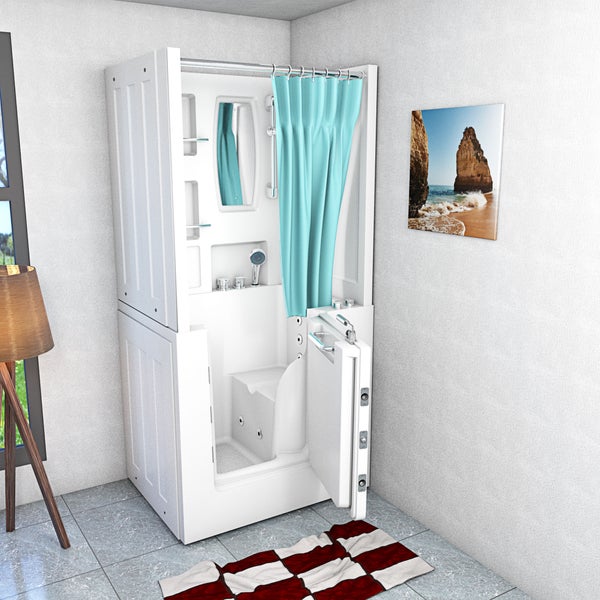 Barrierefreie Duschkabine mit niedriger Einstiegstür, integriertem Sitz, Spiegel, Ablagen und blauem Duschvorhang in einem hellen Badezimmer.