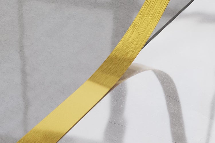 Detailansicht eines goldenen Badezimmerarmatur