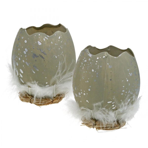 Zwei dekorative Ostereier mit Federn und silbernen Akzenten.