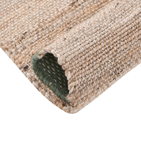 Grob gewebter Teppich aus Naturfasern wie Jute oder Hanf mit umgeschlagener Ecke und grünem Rücken.
