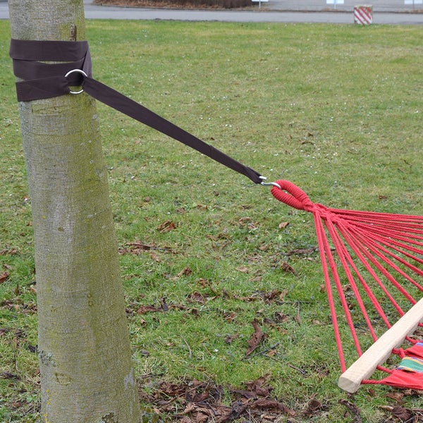 Befestigungssystem für Hängematten mit Baumgurt, Metallring und Haken an einem Baumstamm.