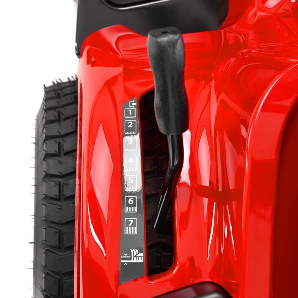 Profilierter Reifen eines Rasentraktors auf einer Metallfelge.