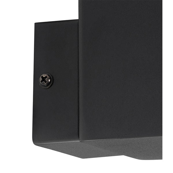 Detailaufnahme einer schwarzen, matten Metallhalterung für eine Wandleuchte mit einer Kreuzschlitzschraube.