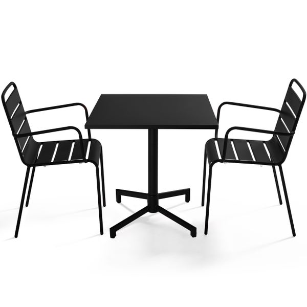 Dreiteiliges Bistro-Set aus Metall bestehend aus einem quadratischen Tisch mit Säulenfuß und zwei Armlehnstühlen mit Lattenoptik.