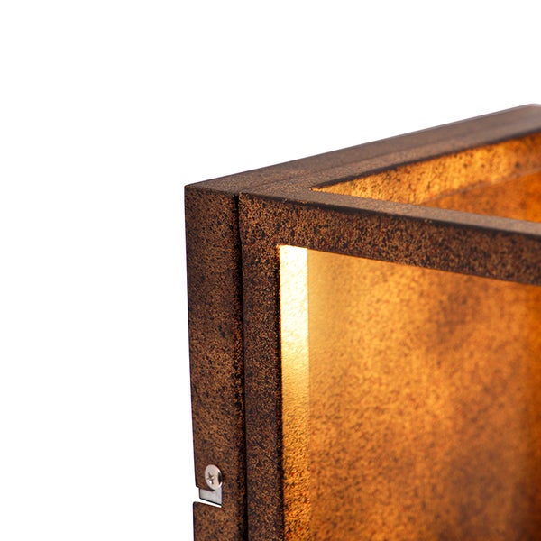 Detailansicht einer würfelförmigen Außenleuchte