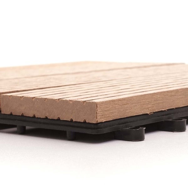Detailansicht einer Holz-Kunststoff-Klickfliese mit gerillter Oberfläche und Kunststoff-Klicksystem.
