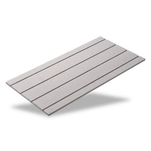 Hellgraues Fassadenpaneel aus Beton in Steinoptik mit fünf Längsrillen.