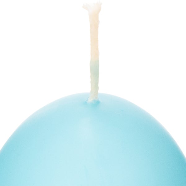 Detailansicht einer hellen Wachskerze mit Docht