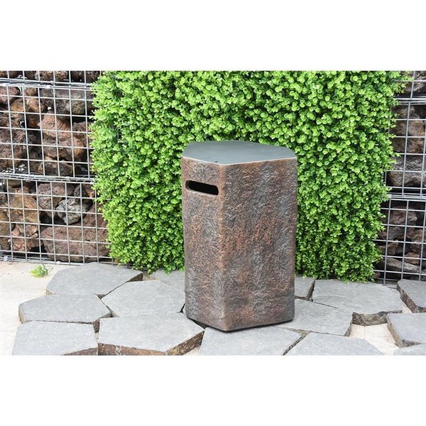 Gartenhocker in Natursteinoptik auf Steinplatten vor einer Hecke und einer Gabionenwand.