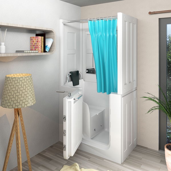 Weiße begehbare Sitzbadewanne mit geöffneter Tür, integriertem Sitz und blauem Duschvorhang in einem hellen, modern eingerichteten Raum.