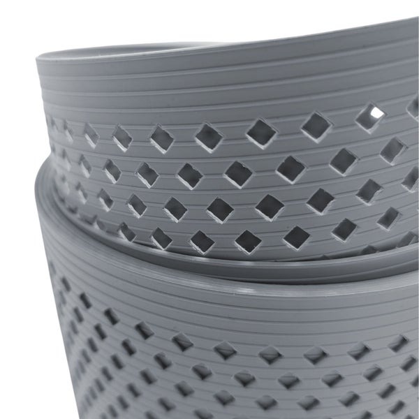 Nahaufnahme eines flexiblen Rasenkantenbandes mit quadratischen Aussparungen.