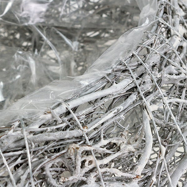 Detailaufnahme eines Kranzes aus Ästen