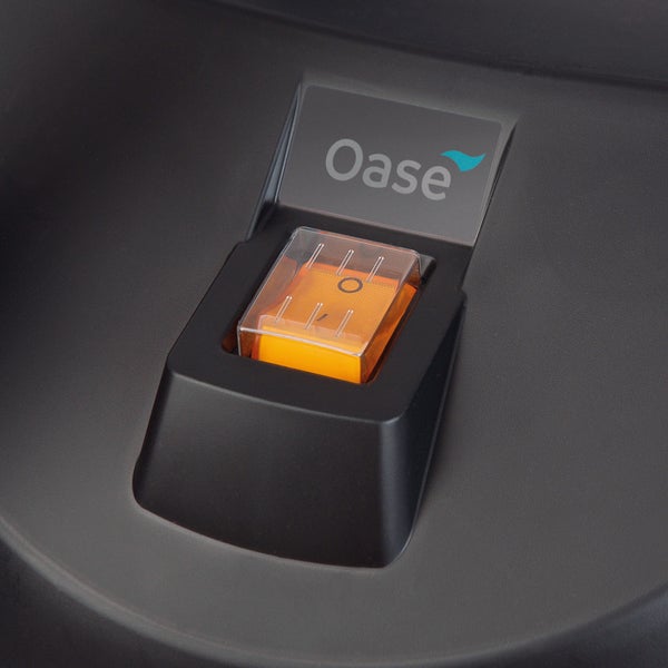 Beleuchteter Wippschalter mit transparenter Schutzabdeckung und Oase Logo.