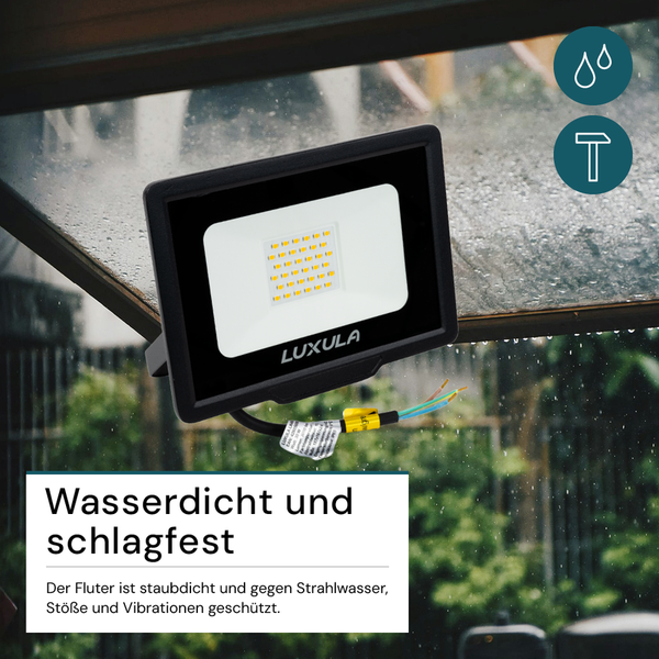 Schwarzer LED-Fluter von Luxula unter einem Dach mit den Symbolen für wasserdicht und schlagfest