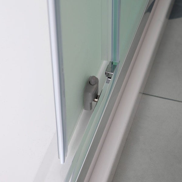 Detailansicht einer Duschkabine mit Schiebetür und Führungselementen