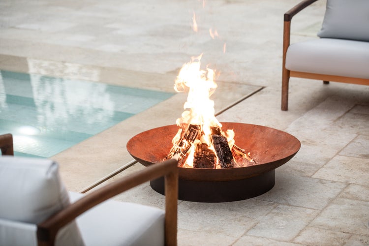 The Favilla SILIA Feuerkorb aus Cortenstahl mit schwarzem Sockel – Design-Feuerstelle 81×81×20 cm – moderne Feuerschale für Garten, Terrasse & Balkon – Outdoor Feuerbecken