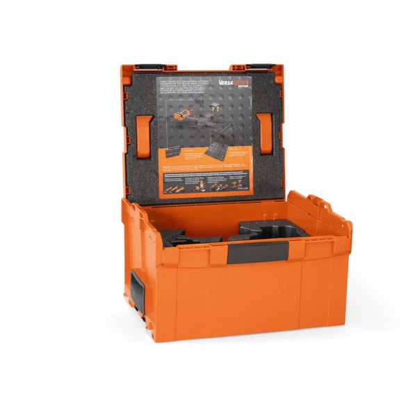 Zwei Blumenhängetöpfe an einem Balkongeländer aus Edelstahl mit Hinweisen auf UV-Beständigkeit, Frostsicherheit und Bruchfestigkeit.