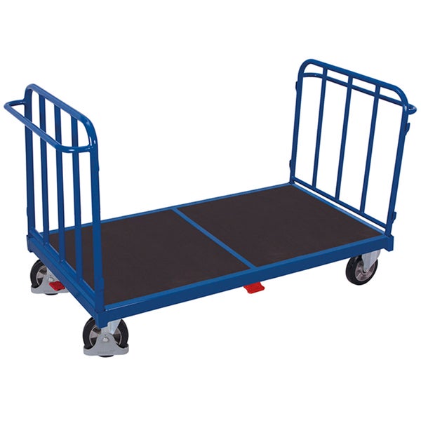 Blauer Plattformwagen mit zwei Stirnwänden, dunkler Ladefläche und vier Transportrollen mit Feststellbremsen.