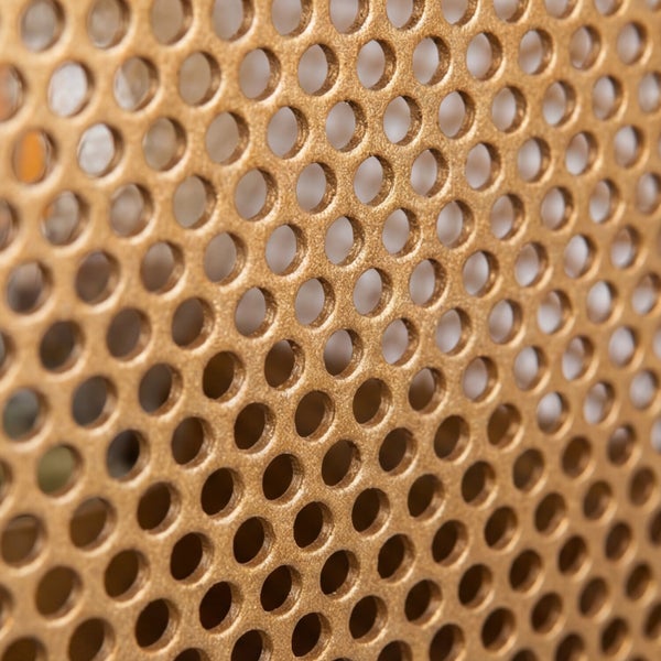 Goldfarbenes Lochblech aus Metall mit runden Löchern in versetzter Anordnung.