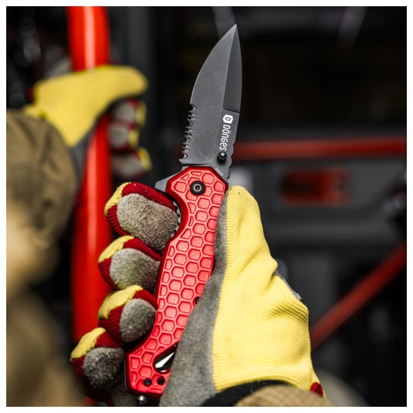 Hand in einem Arbeitshandschuh hält ein ausgeklapptes Dönges Taschenmesser mit schwarzer, teilweise gezahnter Klinge und rotem Griff.