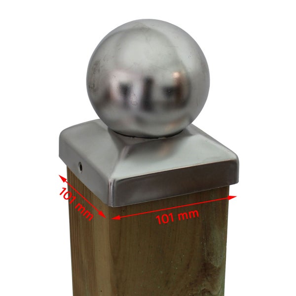 Pfostenkappe mit Kugel aus Edelstahl für Holzpfosten mit einem Maß von 101 Millimeter mal 101 Millimeter