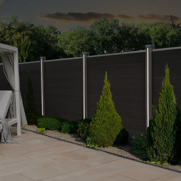Garten mit Sichtschutzzaun und LED-Beleuchtung