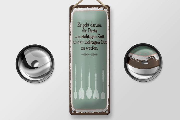 Blechschild Spruch Darts zur richtigen Zeit werfen 10x27cm
