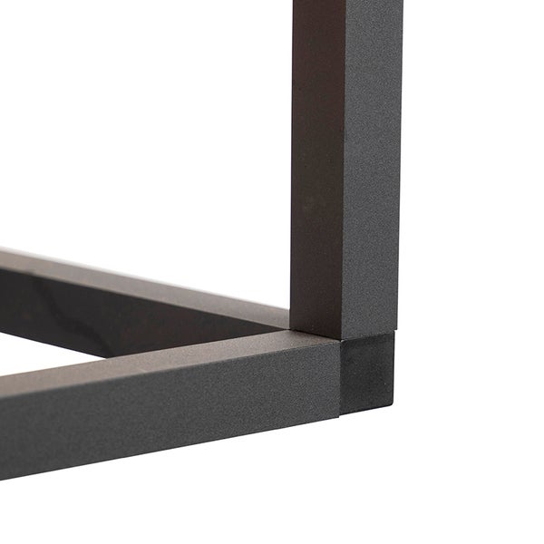 Detailansicht eines schwarzen Metalltischgestells